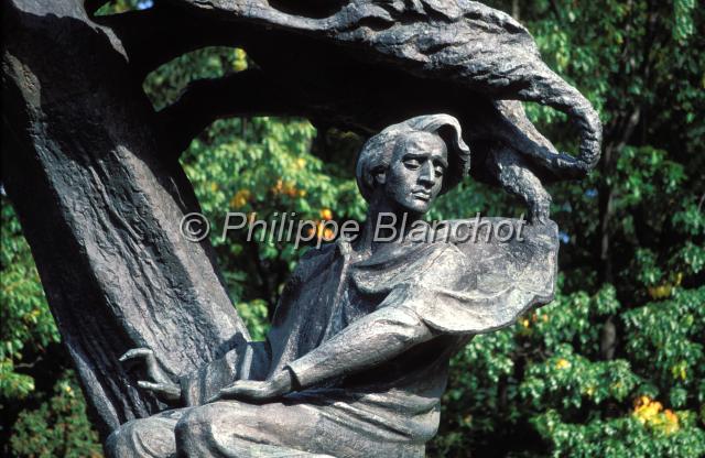 pologne varsovie 02.JPG - Statue de Frédéric ChopinParc de LazienkiVarsovie (Warszawa)Mazovie (Mazowieckie), Pologne